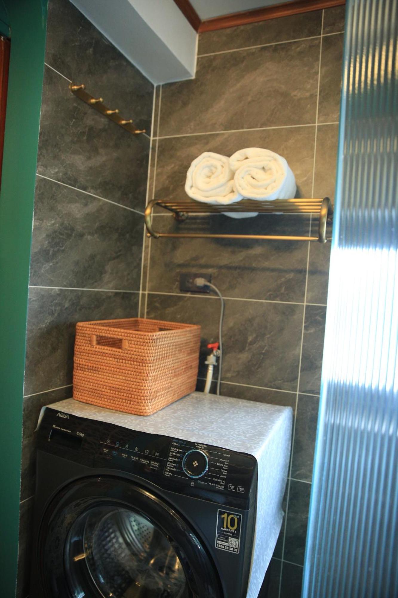 Apartment Amazing View, Natural Light, 3' To Hoan Kiem Lake, Free Wifi, Netflix, 2 Beds, 1 Toilet-2 Showers *