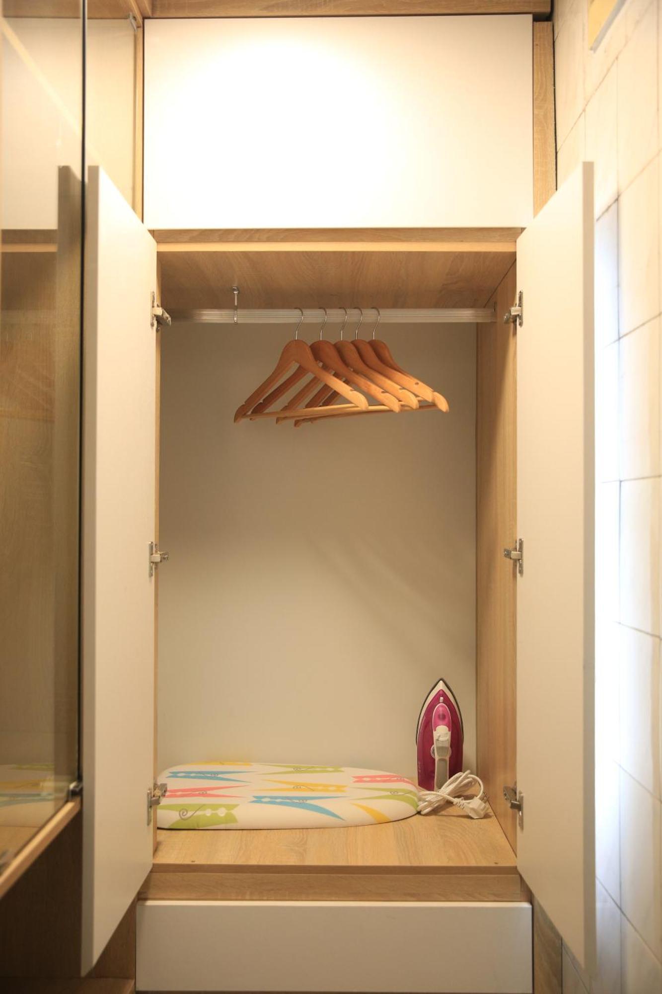 Amazing View, Natural Light, 3' To Hoan Kiem Lake, Free Wifi, Netflix, 2 Beds, 1 Toilet-2 Showers