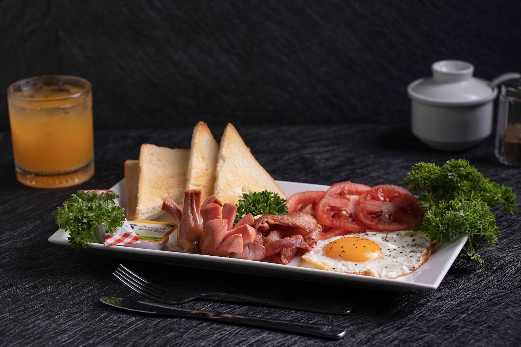 Queen Cafe & Pub Khách sạn 3*