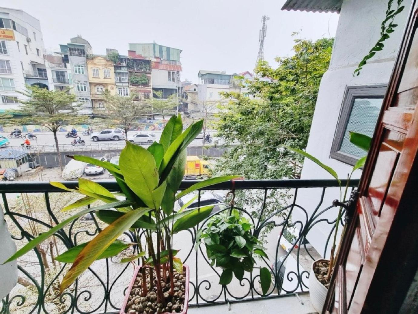 Apartment Amazing View, Natural Light, 3' To Hoan Kiem Lake, Free Wifi, Netflix, 2 Beds, 1 Toilet-2 Showers
