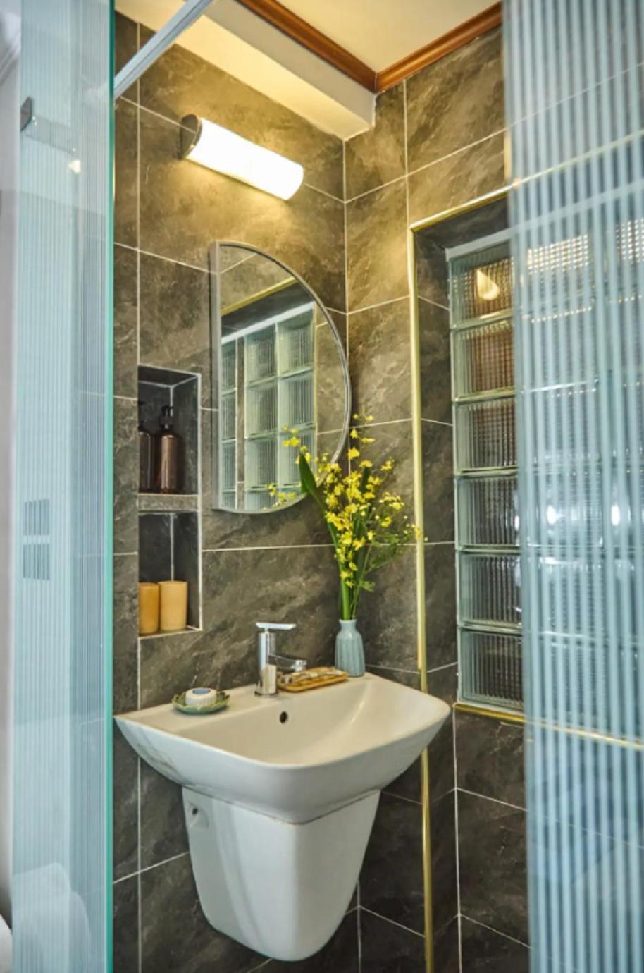Amazing View, Natural Light, 3' To Hoan Kiem Lake, Free Wifi, Netflix, 2 Beds, 1 Toilet-2 Showers Apartment Hanoi