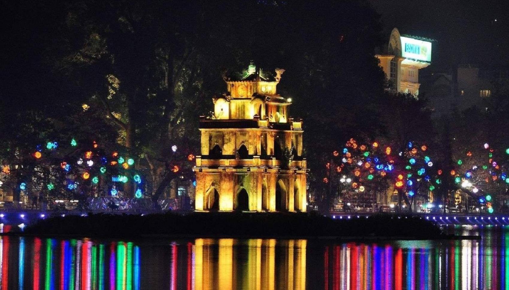 Amazing View, Natural Light, 3' To Hoan Kiem Lake, Free Wifi, Netflix, 2 Beds, 1 Toilet-2 Showers Apartment *