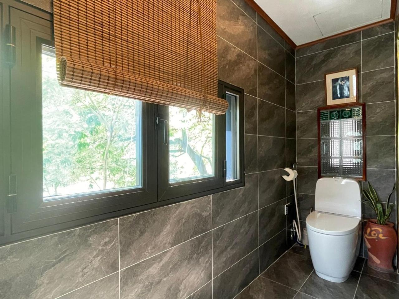 Amazing View, Natural Light, 3' To Hoan Kiem Lake, Free Wifi, Netflix, 2 Beds, 1 Toilet-2 Showers Apartment *