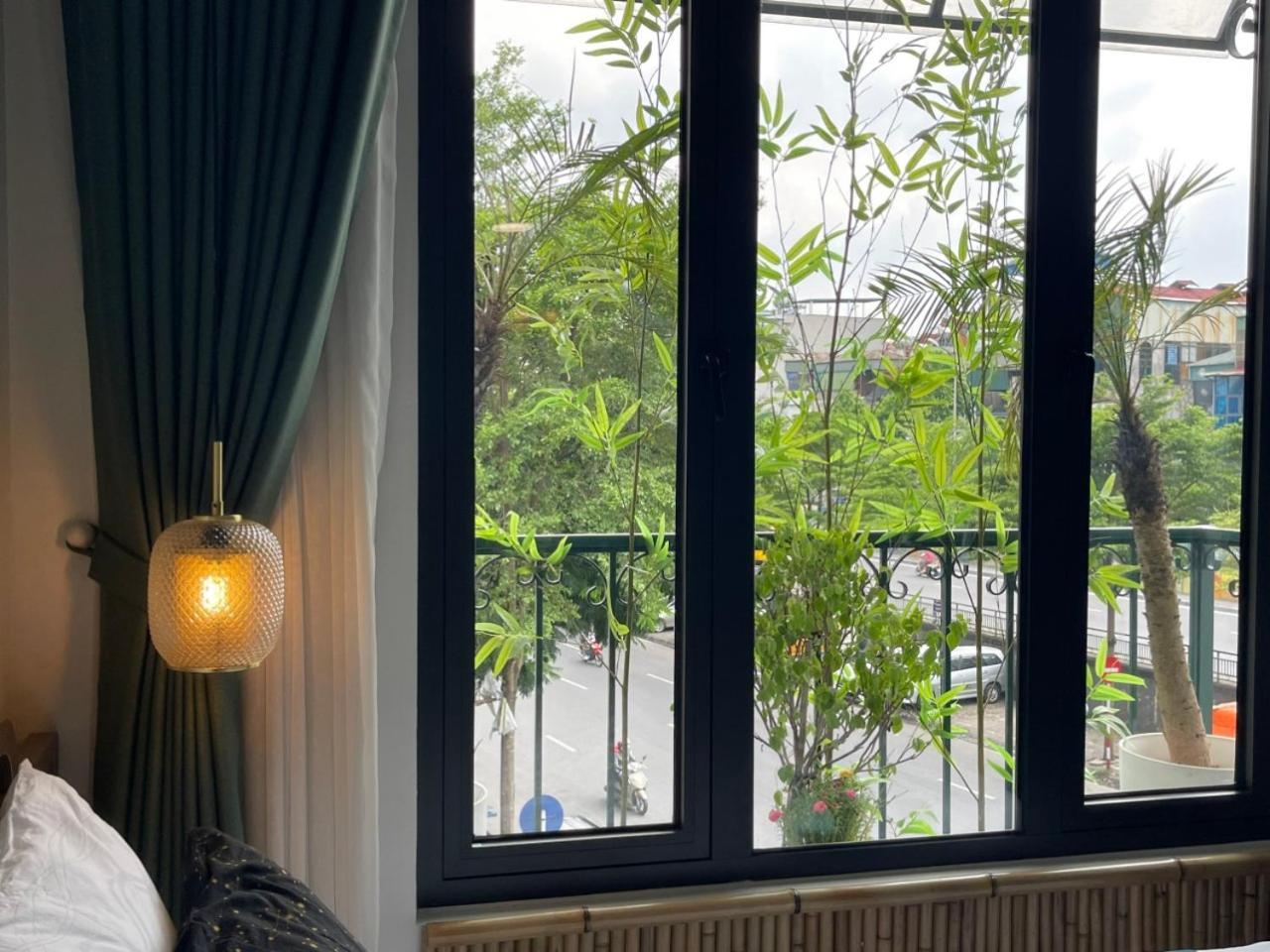 Amazing View, Natural Light, 3' To Hoan Kiem Lake, Free Wifi, Netflix, 2 Beds, 1 Toilet-2 Showers