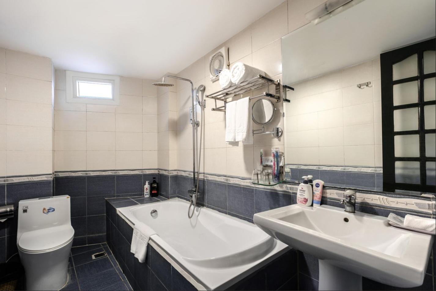 A25 - 96 Ba Trung Hotel 2*