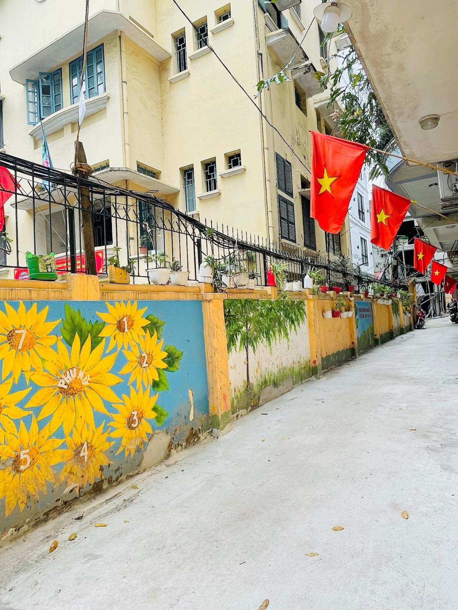 Heart Of Hoan Kiem Affordable Cozy Train Cafe Center Hoan Kiem For 3pax *