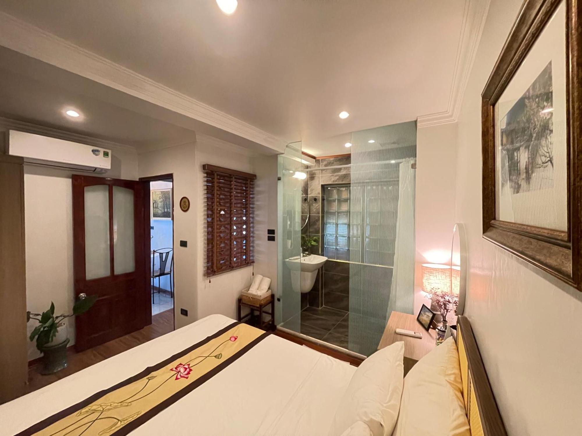 Apartment Amazing View, Natural Light, 3' To Hoan Kiem Lake, Free Wifi, Netflix, 2 Beds, 1 Toilet-2 Showers Hanoi