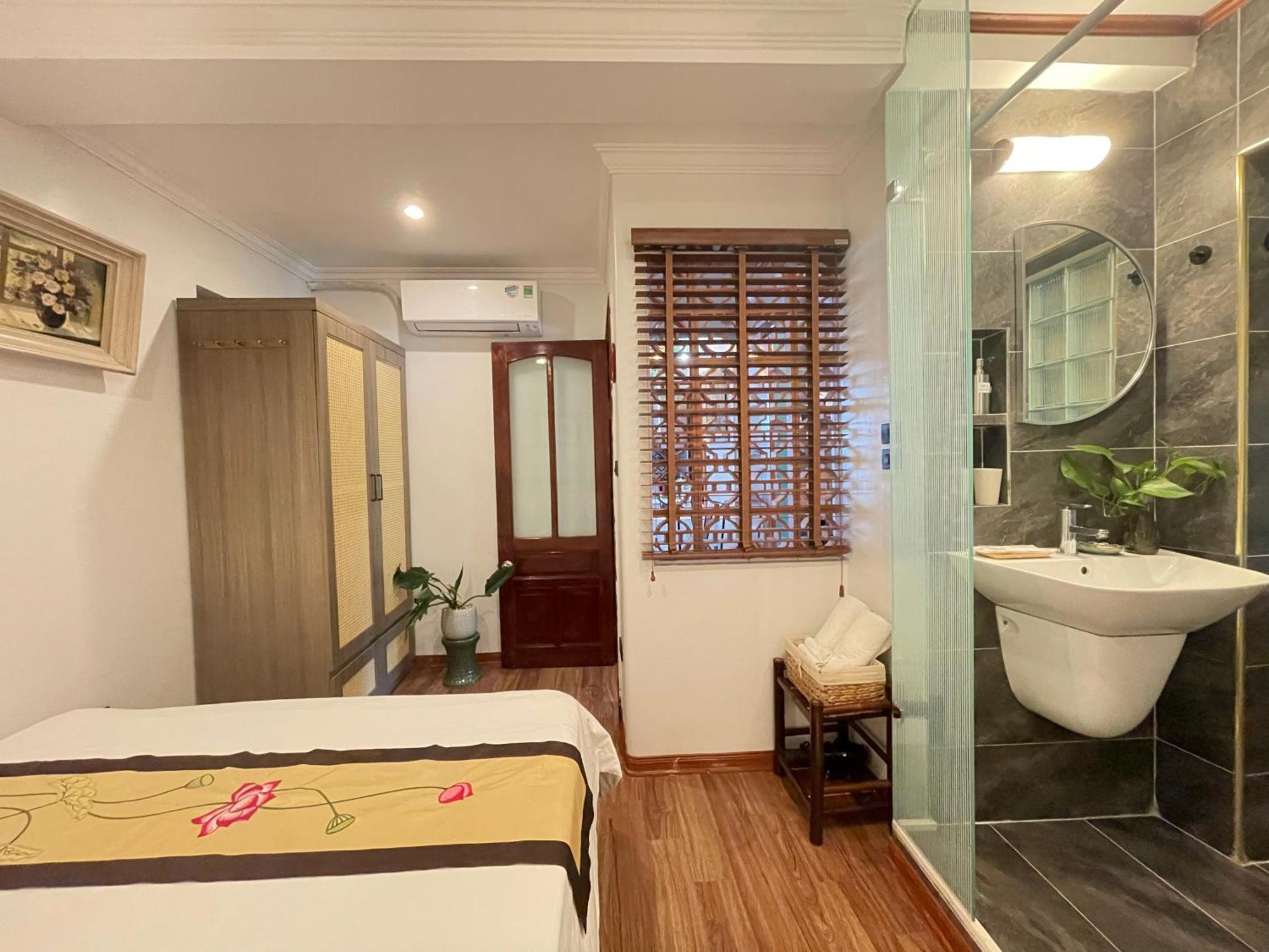 Amazing View, Natural Light, 3' To Hoan Kiem Lake, Free Wifi, Netflix, 2 Beds, 1 Toilet-2 Showers *