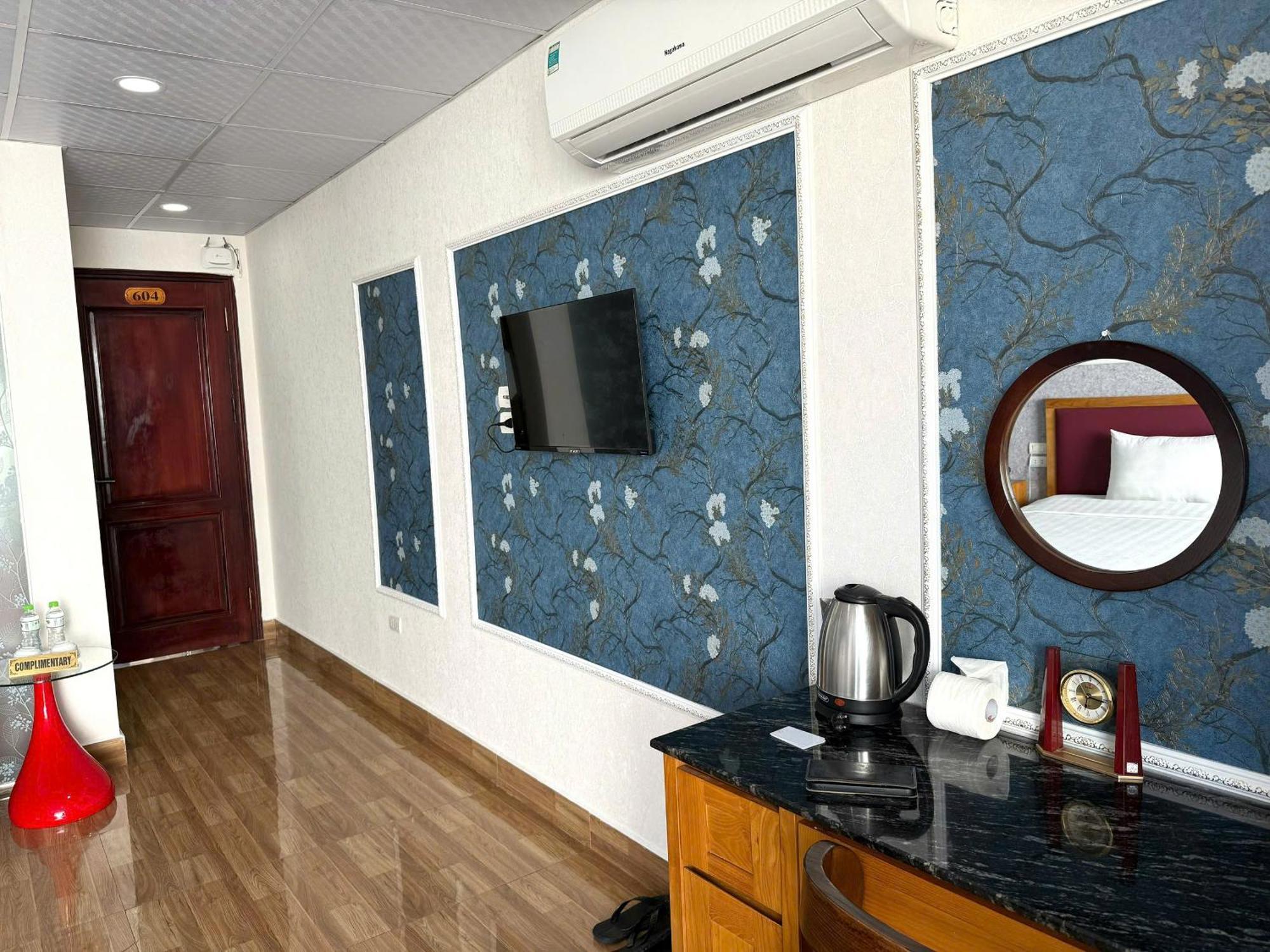 Hotel &