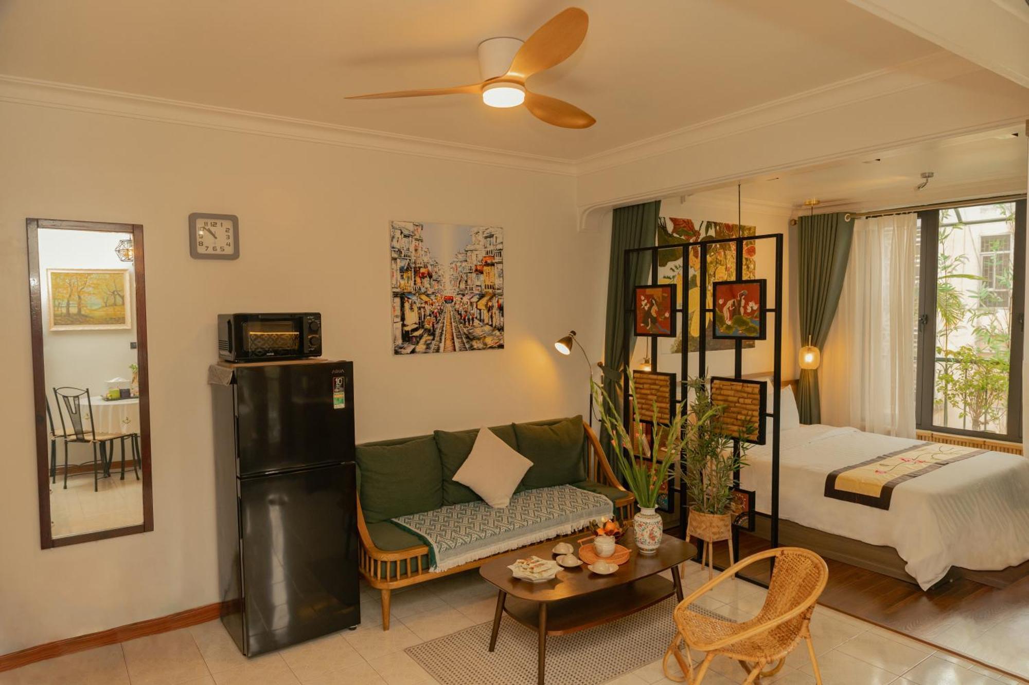 Amazing View, Natural Light, 3' To Hoan Kiem Lake, Free Wifi, Netflix, 2 Beds, 1 Toilet-2 Showers *
