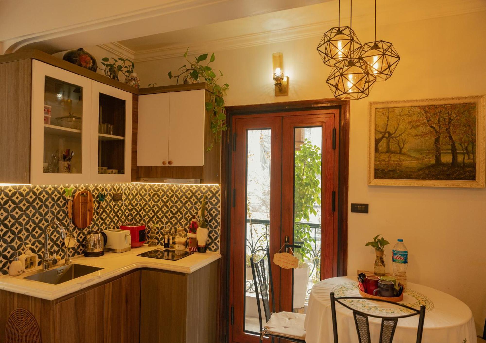 Apartment Amazing View, Natural Light, 3' To Hoan Kiem Lake, Free Wifi, Netflix, 2 Beds, 1 Toilet-2 Showers Hanoi