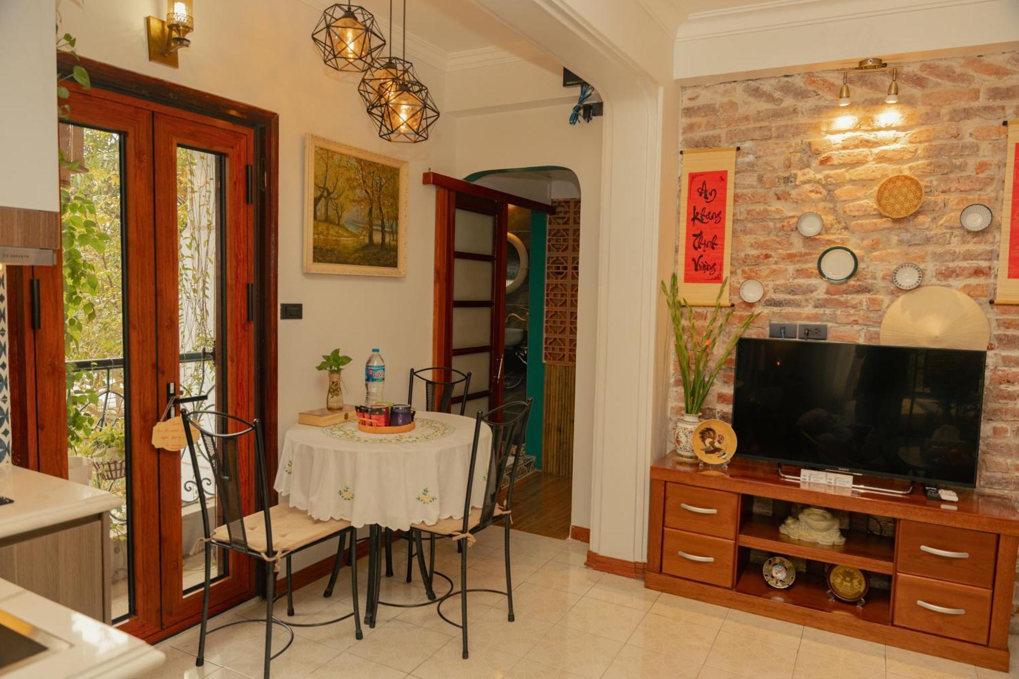 Apartment Amazing View, Natural Light, 3' To Hoan Kiem Lake, Free Wifi, Netflix, 2 Beds, 1 Toilet-2 Showers