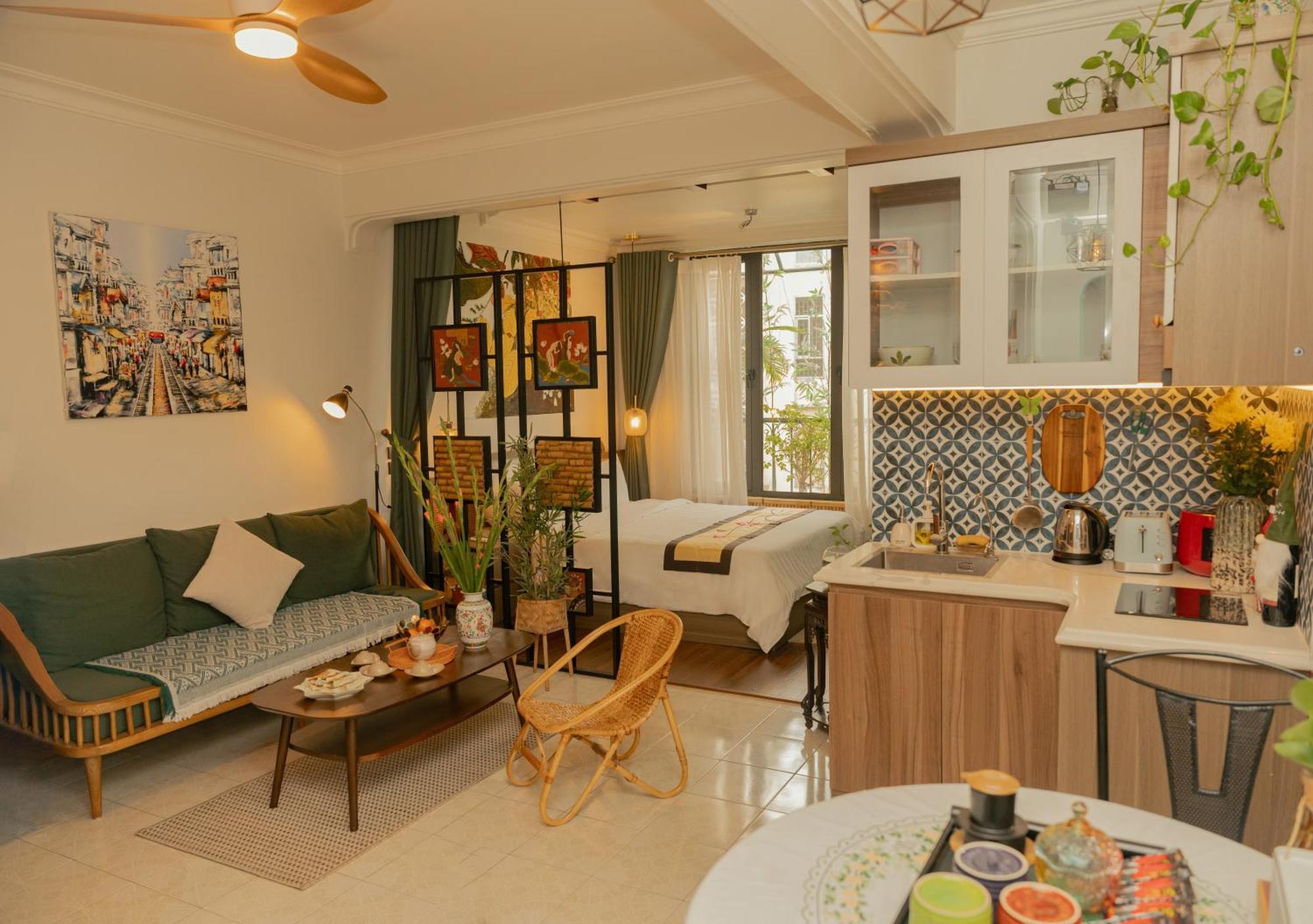 Amazing View, Natural Light, 3' To Hoan Kiem Lake, Free Wifi, Netflix, 2 Beds, 1 Toilet-2 Showers Apartment *