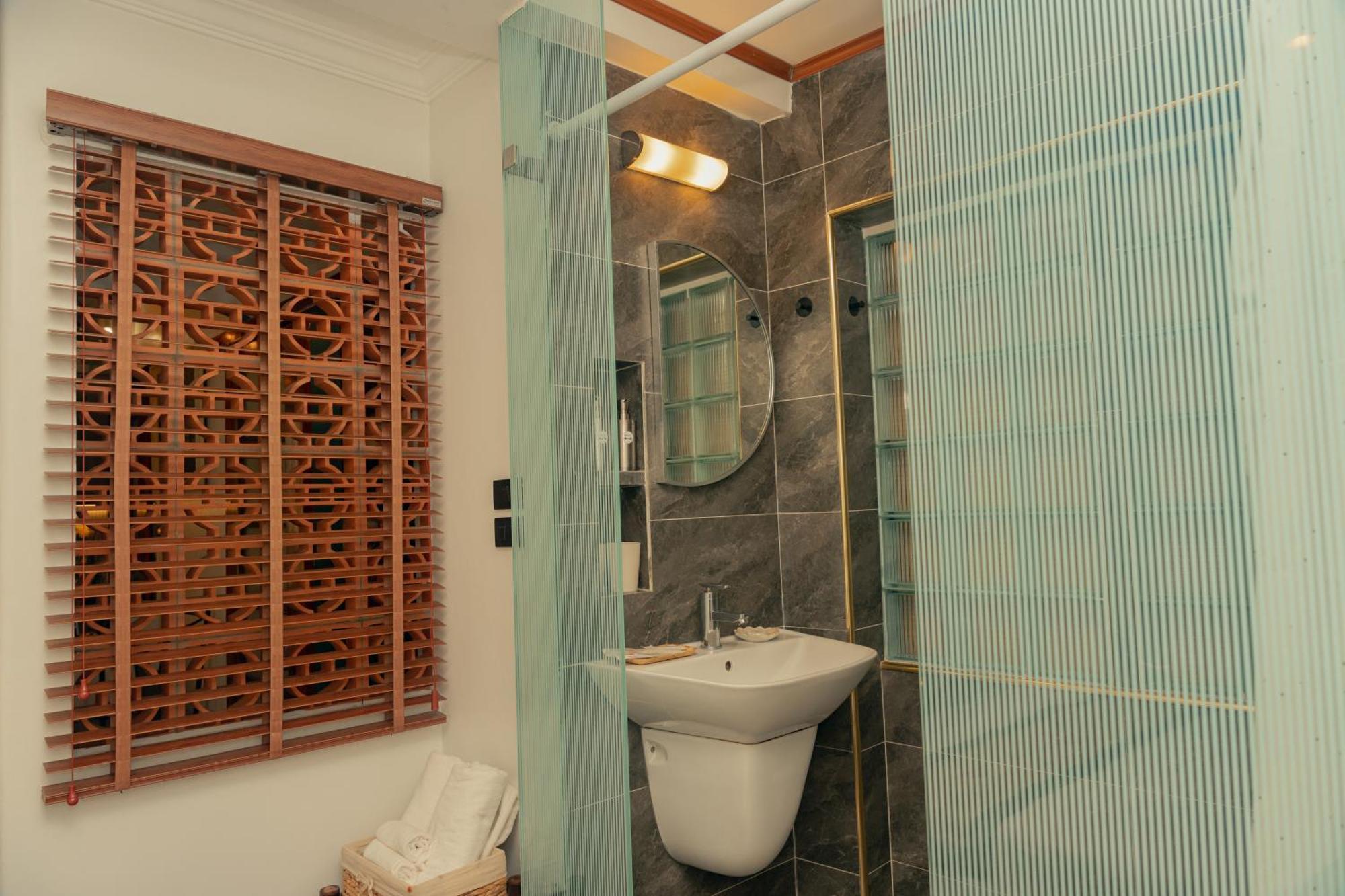 Apartment Amazing View, Natural Light, 3' To Hoan Kiem Lake, Free Wifi, Netflix, 2 Beds, 1 Toilet-2 Showers *