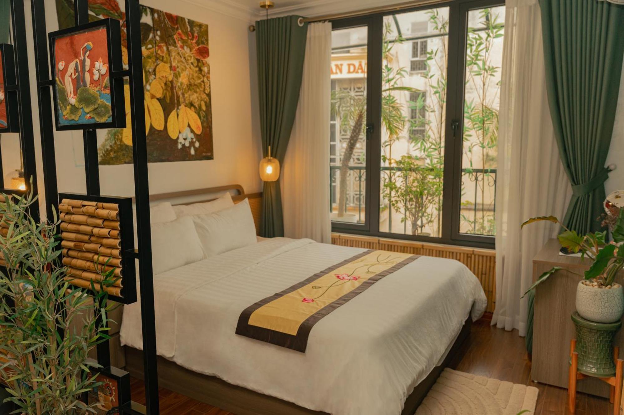 Amazing View, Natural Light, 3' To Hoan Kiem Lake, Free Wifi, Netflix, 2 Beds, 1 Toilet-2 Showers Apartment Hanoi