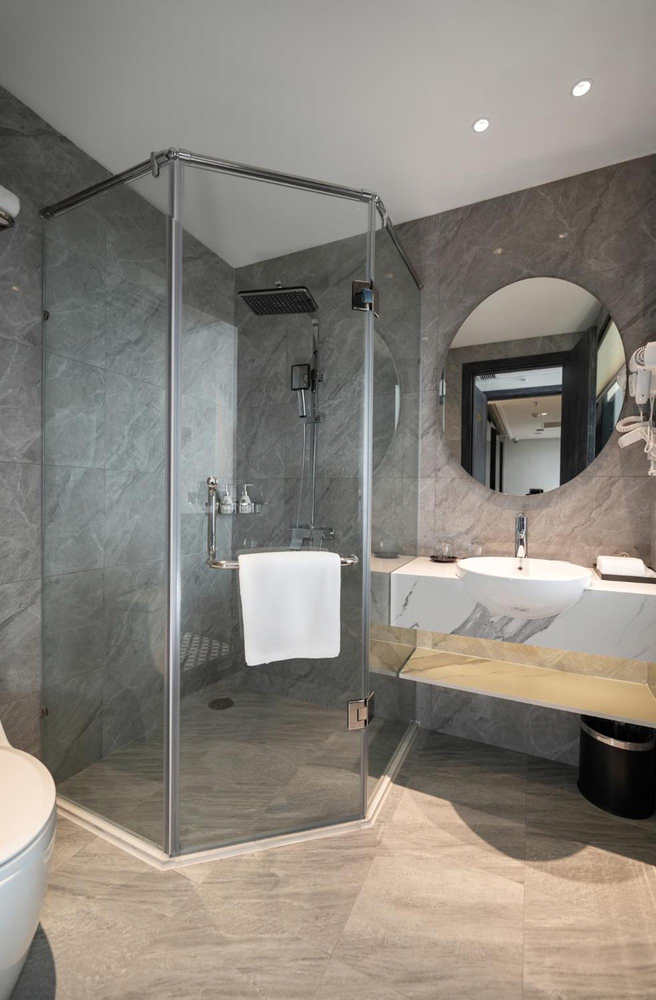 Luxe Paradise Premium Pham Hong Thai 4*