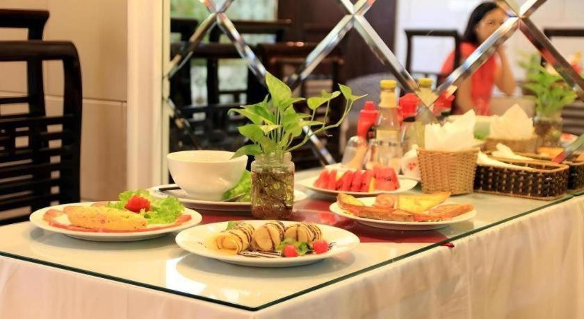 Khách sạn Serene Premier