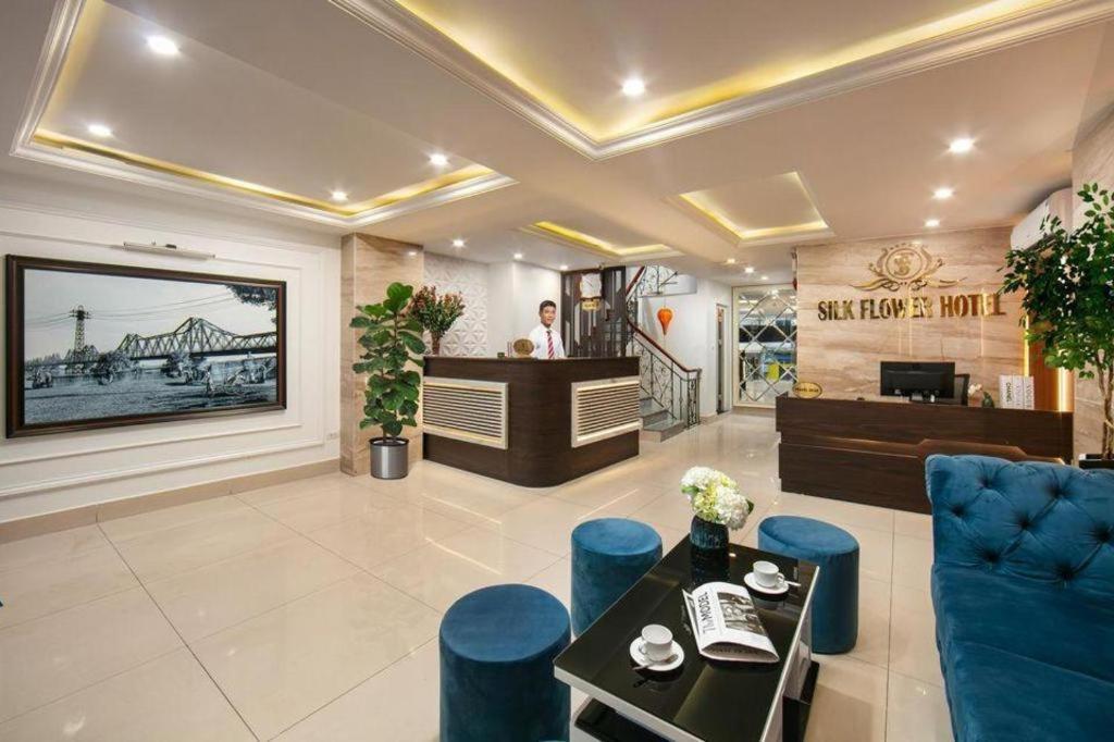 Khách sạn Serene Premier