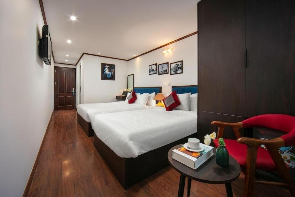 Khách sạn Serene Premier