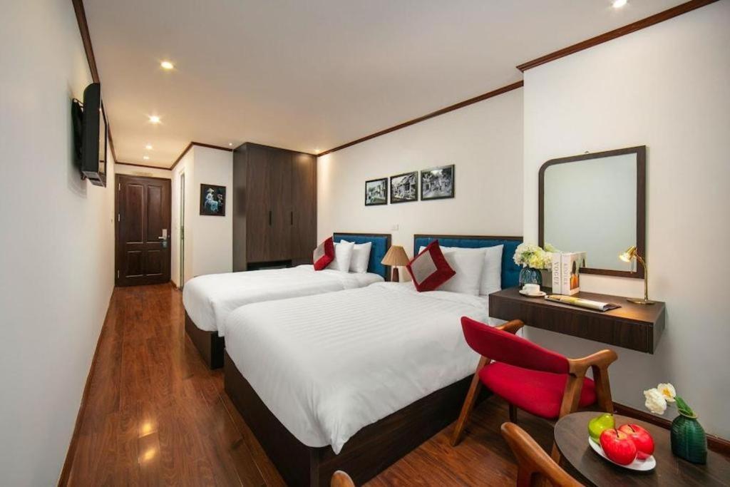 Khách sạn Serene Premier