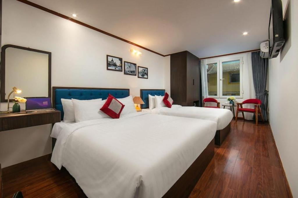 Khách sạn Serene Premier