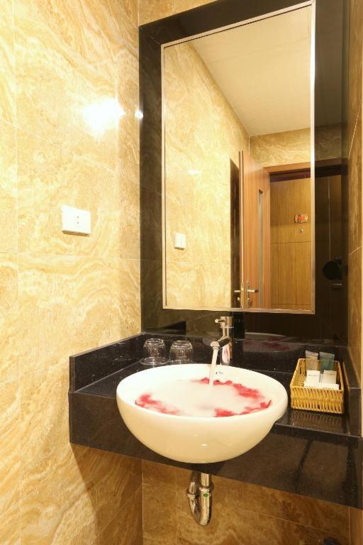 Au Viet 126 Nguyen Hoang - By Bay Luxury * Hanoi