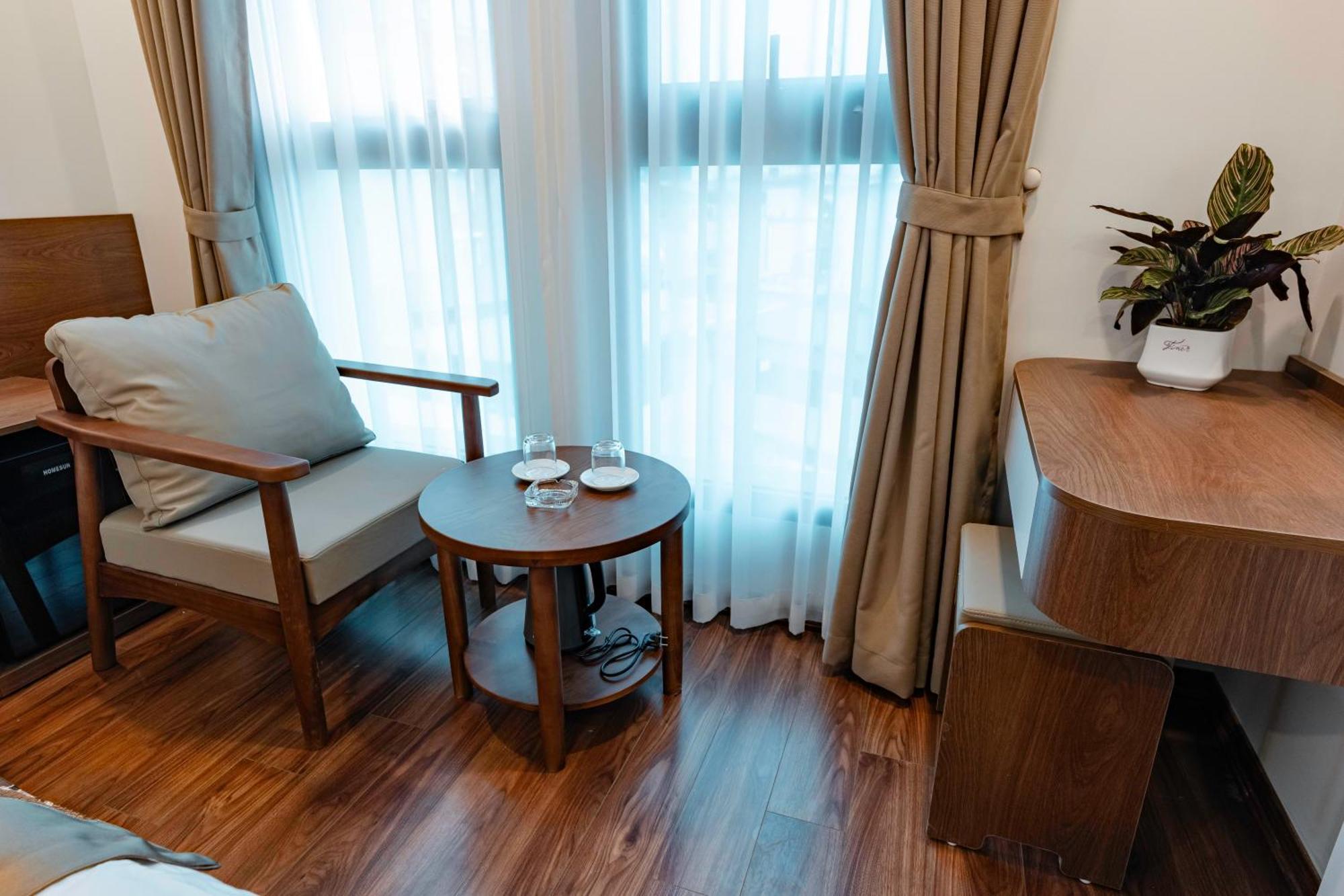 Golden Crown Long Bien Hotel 3*