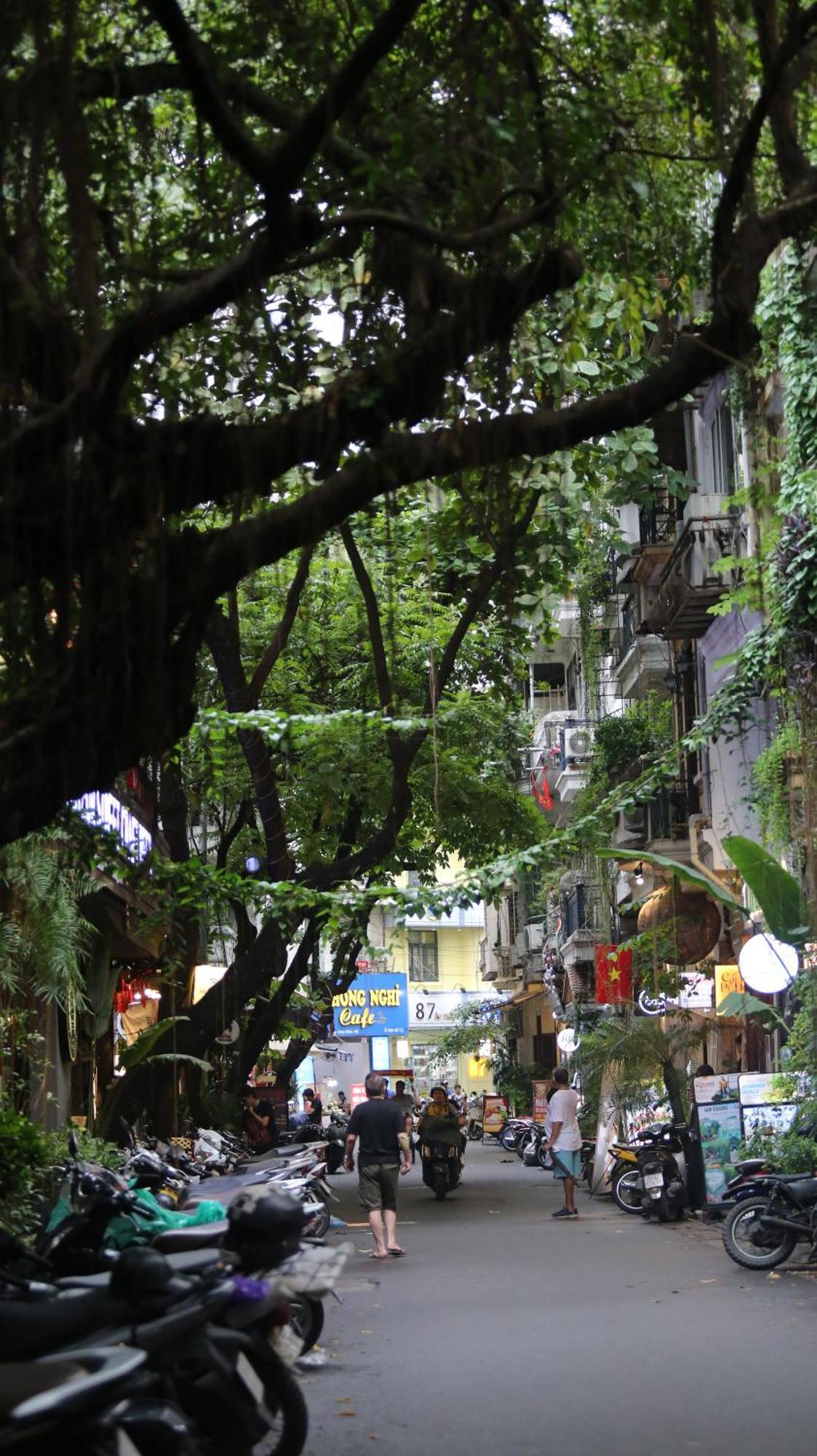 Vietnam Travelers 2 With Cozy Private Balcony Apartment Hanoi