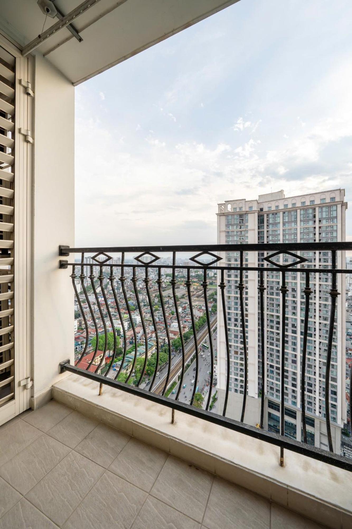 Apartment Your In #vinhomes Royal #mall #pool&gym Hanoi