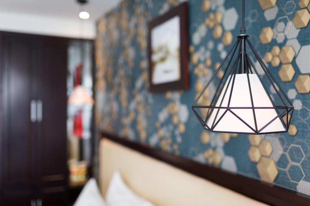 Khách sạn Serene Premier