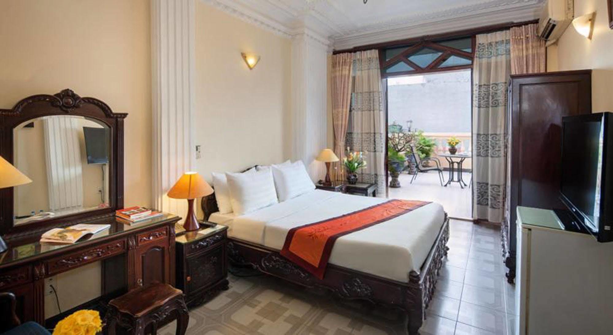 Khách sạn Lucky Hàng Trống
